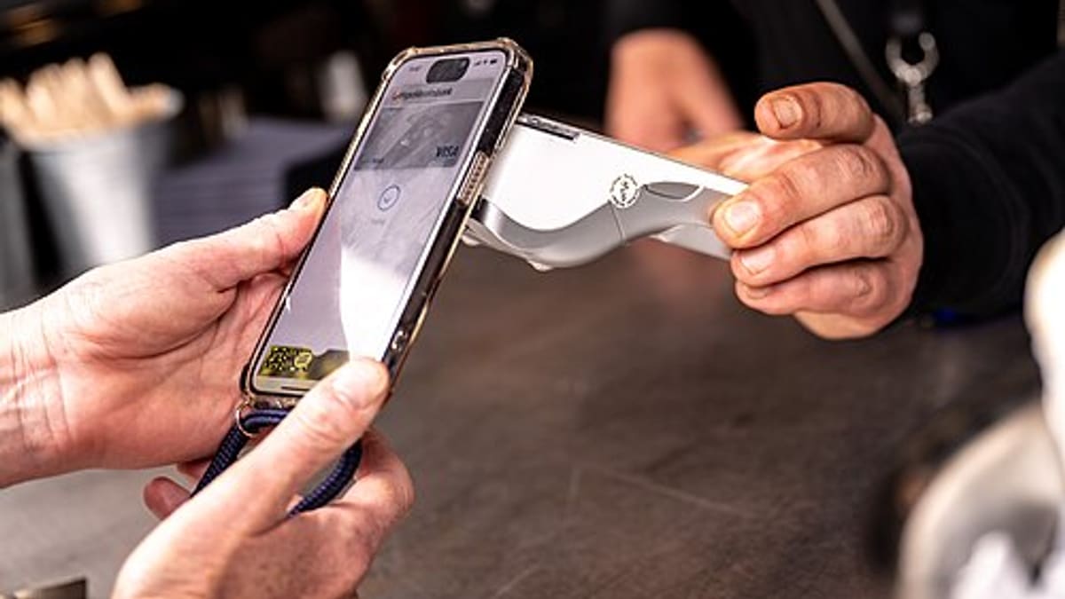 Faster Collections for Service Businesses: Invoicing on Completion, Payment Links and Follow-up