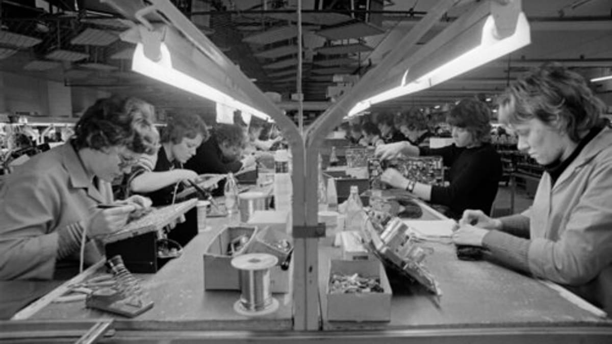 Digital Work Instructions for Manufacturing: Replacing Paper SOPs at the Workstation
