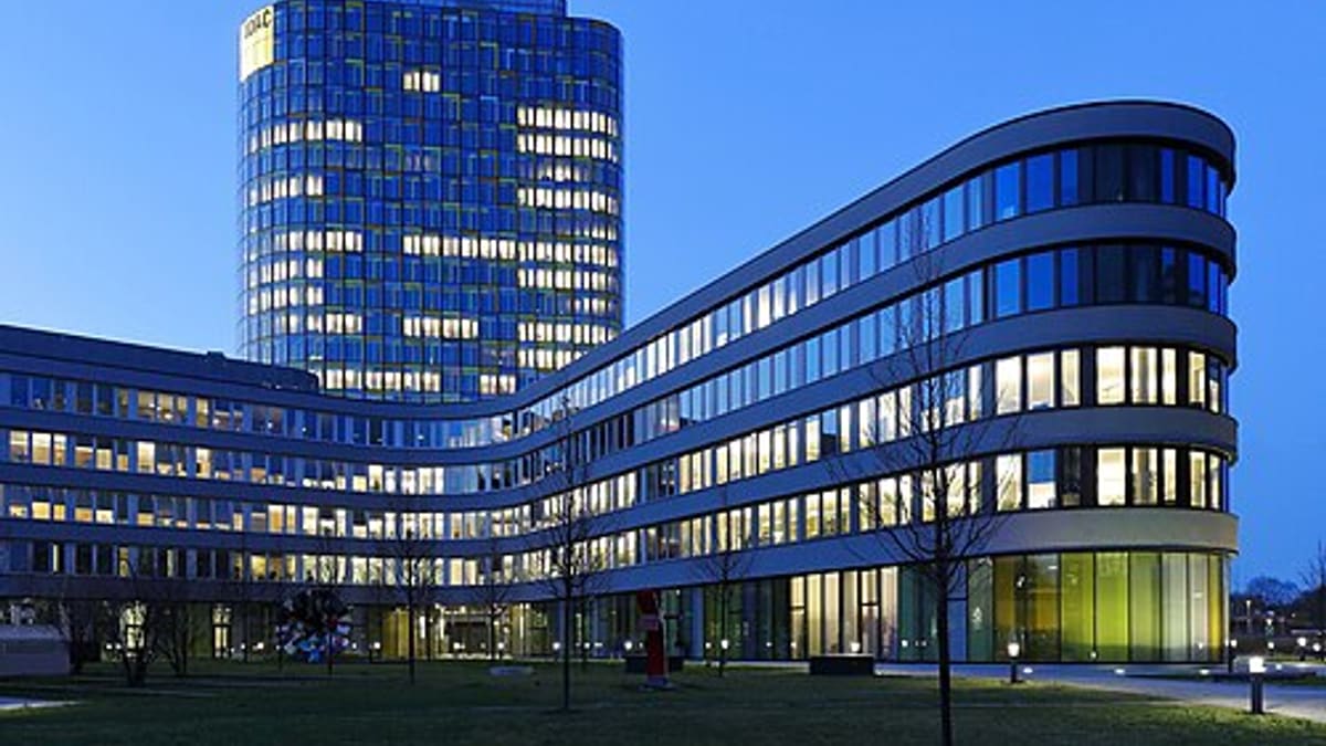 Managing Multi-Branch Service Operations: Consistency, Visibility and Local Flexibility