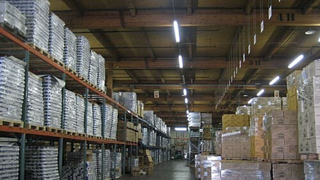 FIFO vs FEFO: Choosing the Right Stock Rotation Method for Manufacturing and Warehousing