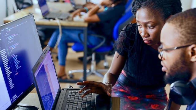 Freelancer vs Agency vs In-House Developers: Who Should Build Your Business Software?